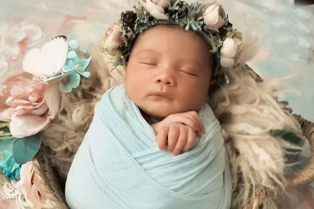 8 Gaya Newborn Photoshoot Baby Azura Anak Kedua Atta-Aurel, Lovely!