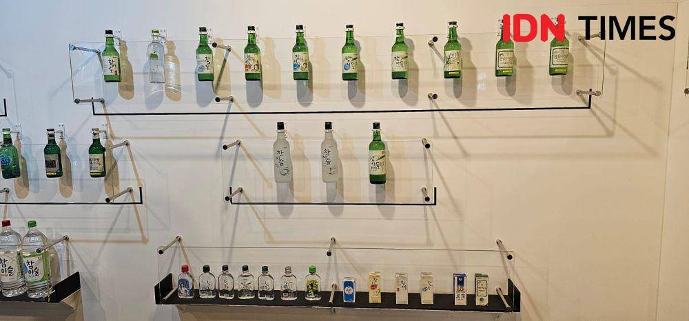 Display botol-botol soju produksi HITEJinro di Museum Soju JINRO, Icheon. (IDN Times/Deti Mega Purnamasari)