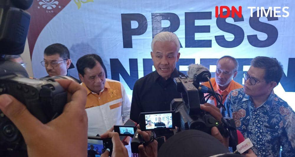 Calon presiden Ganjar Pranowo berbicara pada sarasehan IKA Universitas Negeri Makassar di Hotel Four Points di Makassar, Sabtu (18/11/2023). (IDN Times/Dahrul Amri)