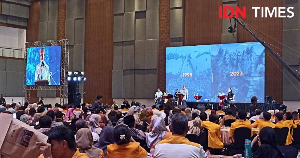 Calon presiden Anies Baswedan hadir pada dialog capres dalam sarasehan Ikatan Keluarga Alumni (IKA) Universitas Negeri Makassar (UNM) di Makassar, Sabtu (18/11/2023). (IDN TImes/Dahrul Amri)