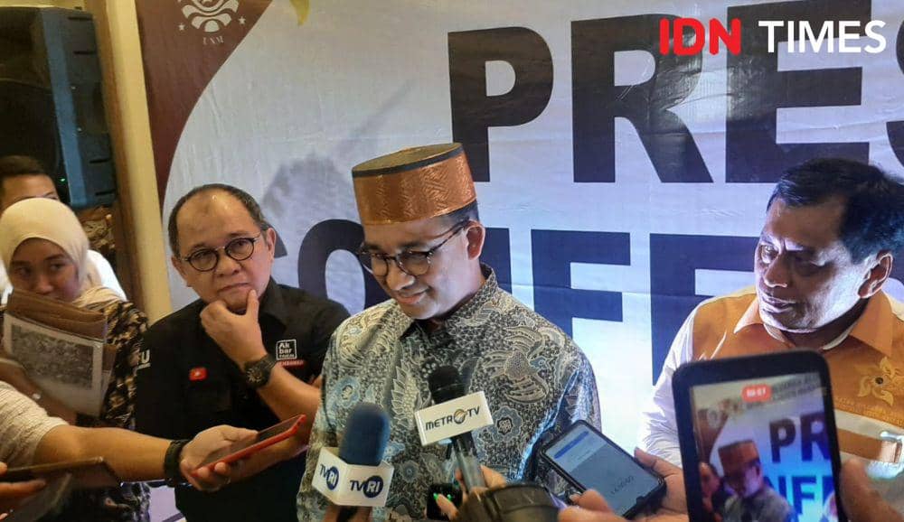 Capres Anies Baswedan menghadiri sarasehan Ikatan Keluarga Alumni (IKA) Universitas Negeri Makassar (UNM) di Hotel Four Points Makassar, Sabtu (18/11/2023). (IDN Times/Dahrul Amri)