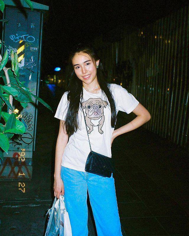 ide outfit pakai atasan putih ala Jamie Juthapich (instagram.com/jamiejuthapich)