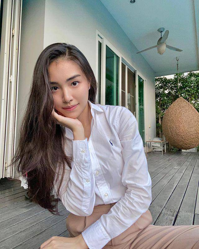 ide outfit pakai atasan putih ala Jamie Juthapich (instagram.com/jamiejuthapich)