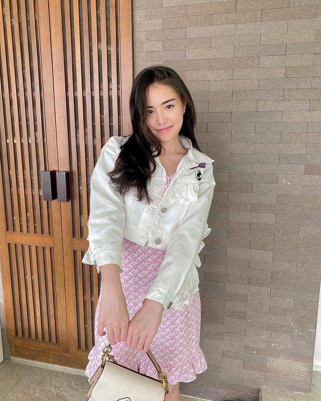 ide outfit pakai atasan putih ala Jamie Juthapich (instagram.com/jamiejuthapich)