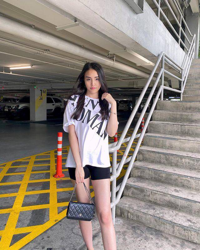 ide outfit pakai atasan putih ala Jamie Juthapich (instagram.com/jamiejuthapich)