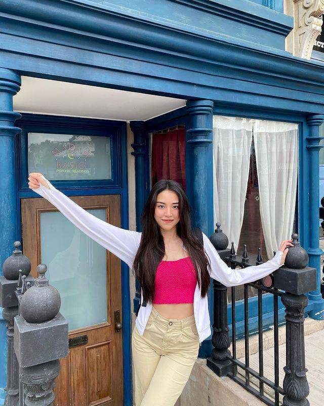 ide outfit pakai atasan putih ala Jamie Juthapich (instagram.com/jamiejuthapich)