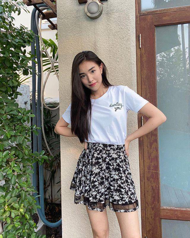 ide outfit pakai atasan putih ala Jamie Juthapich (instagram.com/jamiejuthapich)