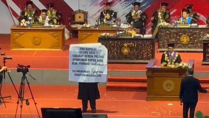 Viral Spanduk Wisudawan Minta Usut Pembunuh Ayah, Polisi Bilang Ini