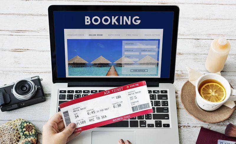 ilustrasi booking hotel dan tiket pesawat (freepik.com/rawpixel.com)