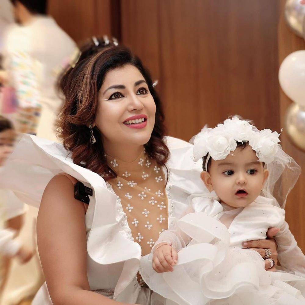 ultah Divisha Choudhary (instagram.com/debinabon)