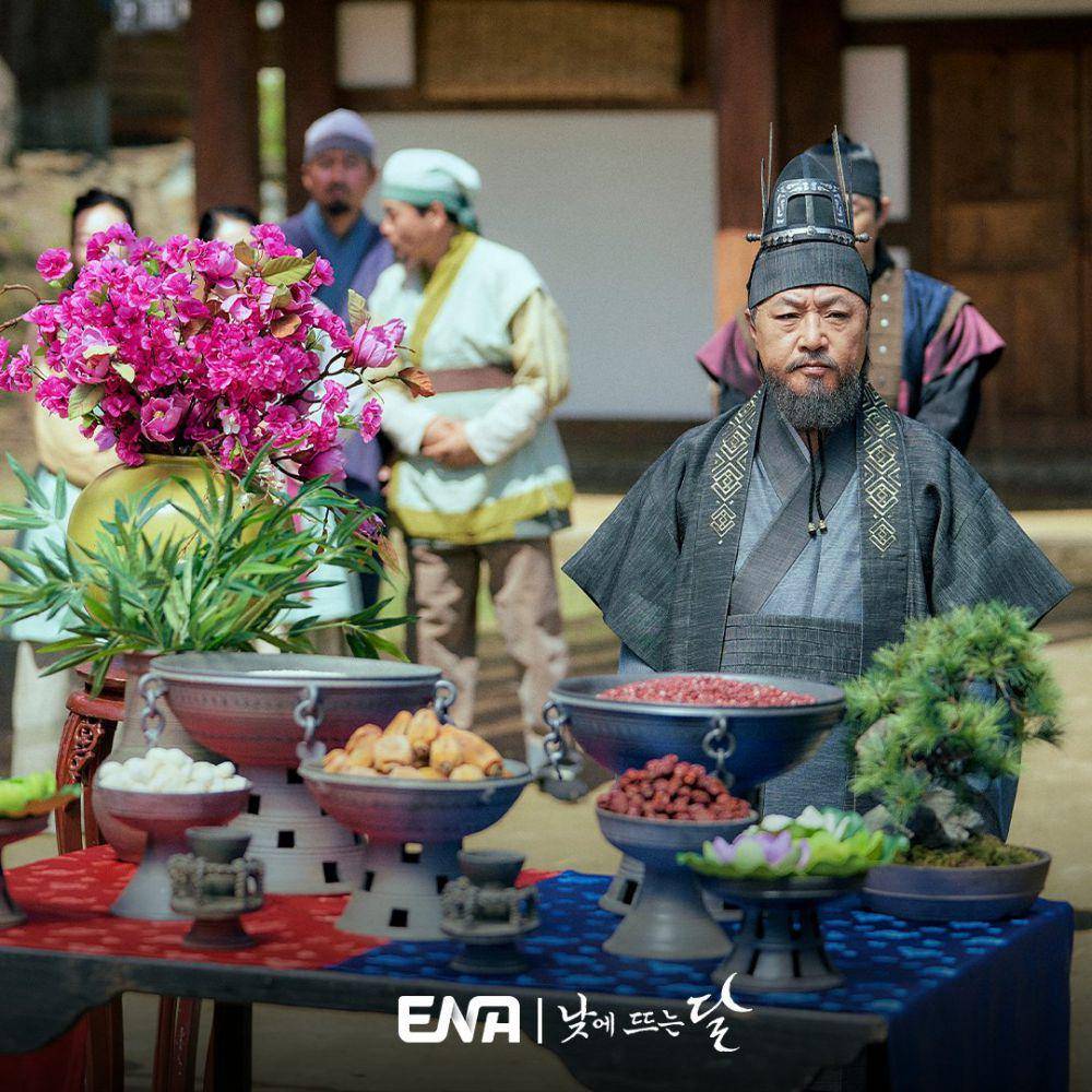 Lee Kyoung Young di Moon in the Day (twitter.com/channel_ENA)