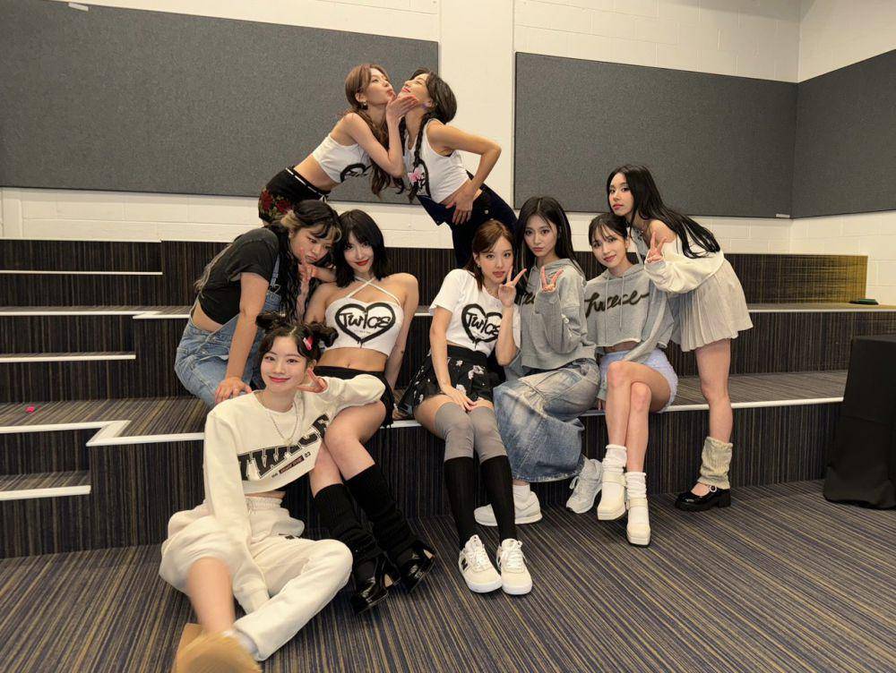 TWICE (twitter.com/JYPETWICE)