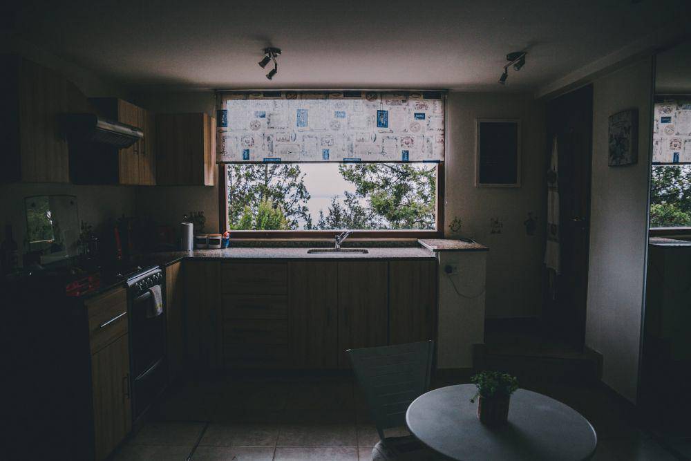 jenis-jenis rolling blind untuk jendela minimalis (unsplash.com/Florencia Potter)