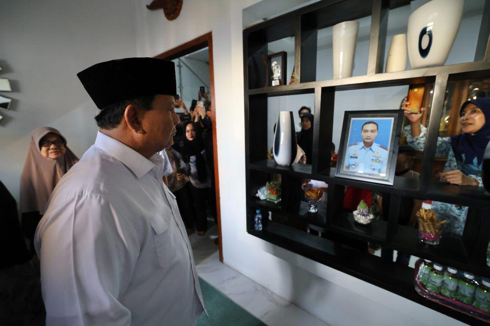 Menhan Prabowo Jamin Masa Depan Anak Korban Pesawat TNI AU