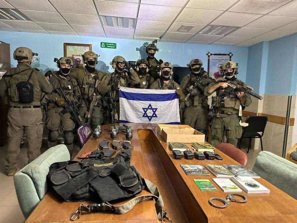 Tentara Israel merayakan kemenangan di Rumah Sakit Al-Shifa di Gaza (Quds News Network, t.me/QudsNen)