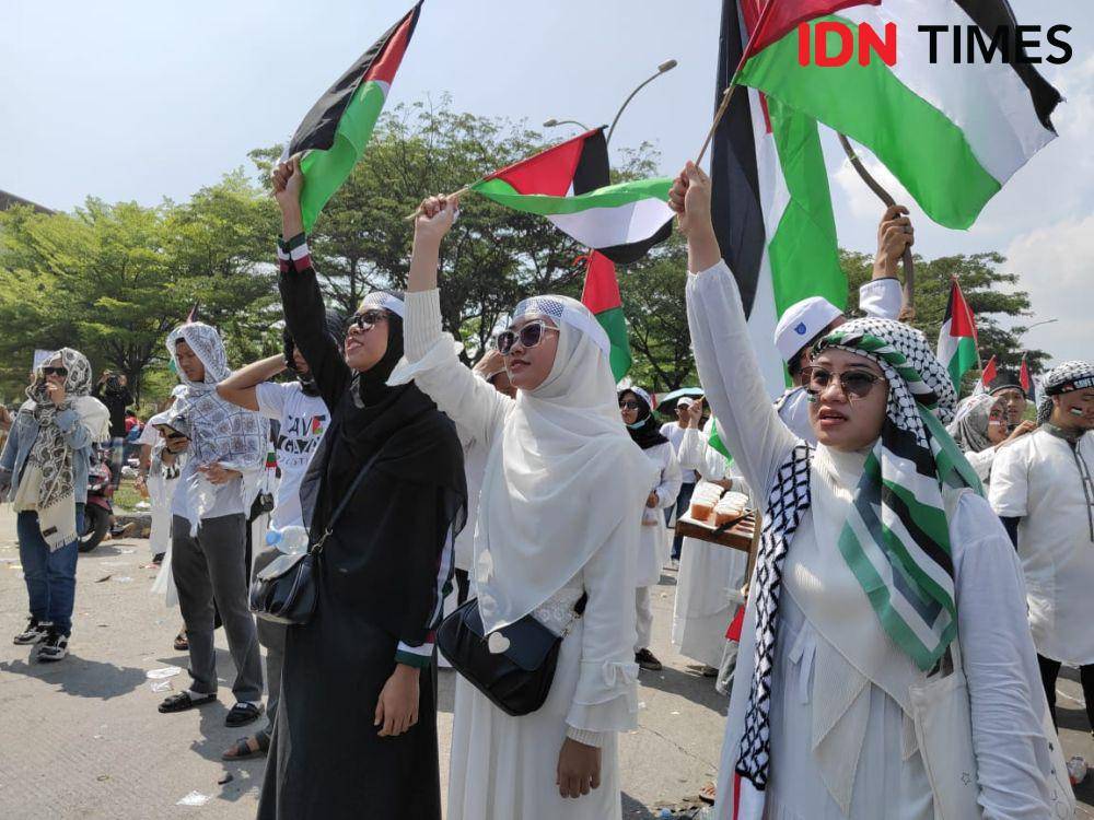 Peserta aksi bela Palestina di Stadion Wibawa Mukti, Bekasi. (IDN Times/Imam Faishal)