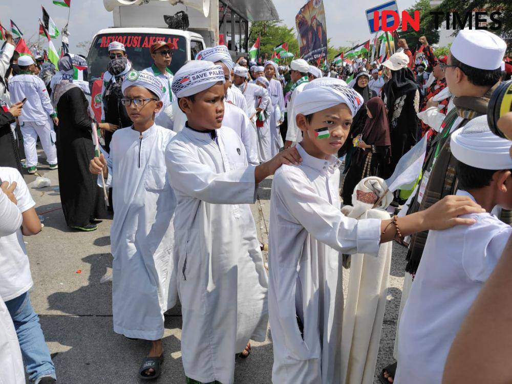 Santri ikut dalam aksi bela Palestina di Stadion wibawa Mukti, Bekasi. (IDN Times/Imam Faishal)
