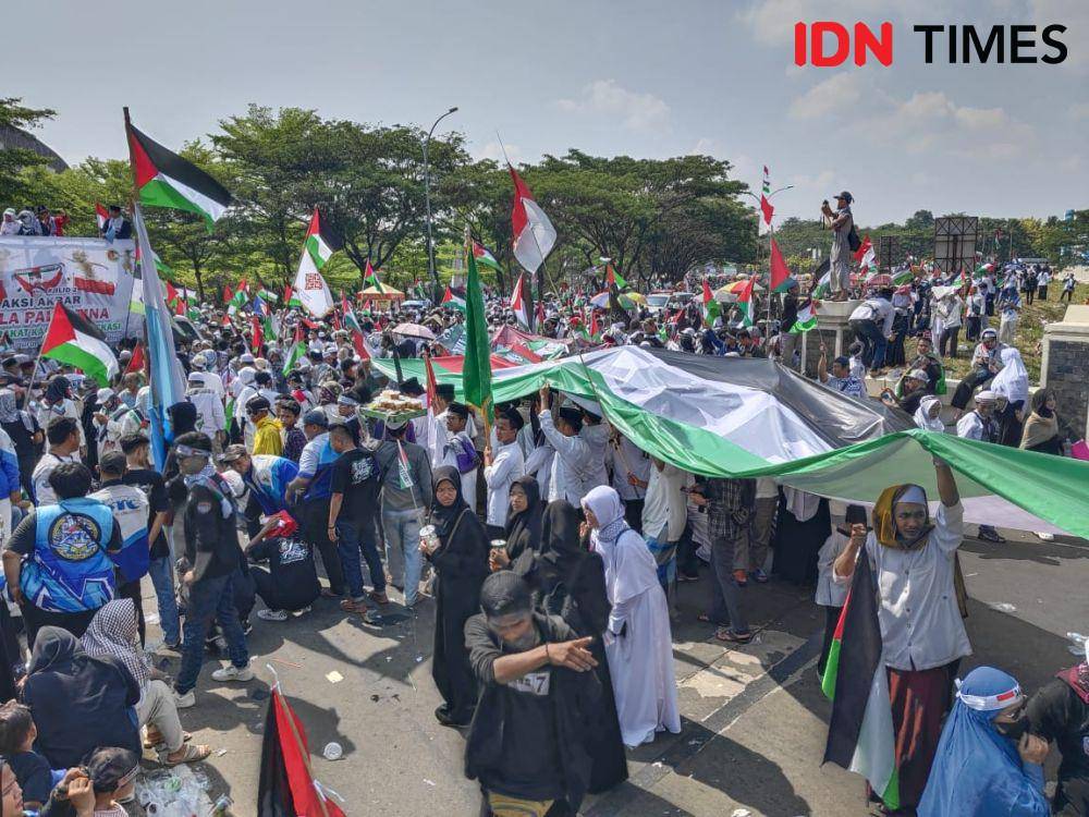 Peserta aksi bela Palestina di Stadion Wibawa Mukti, Bekasi. (IDN Times/Imam Faishal)