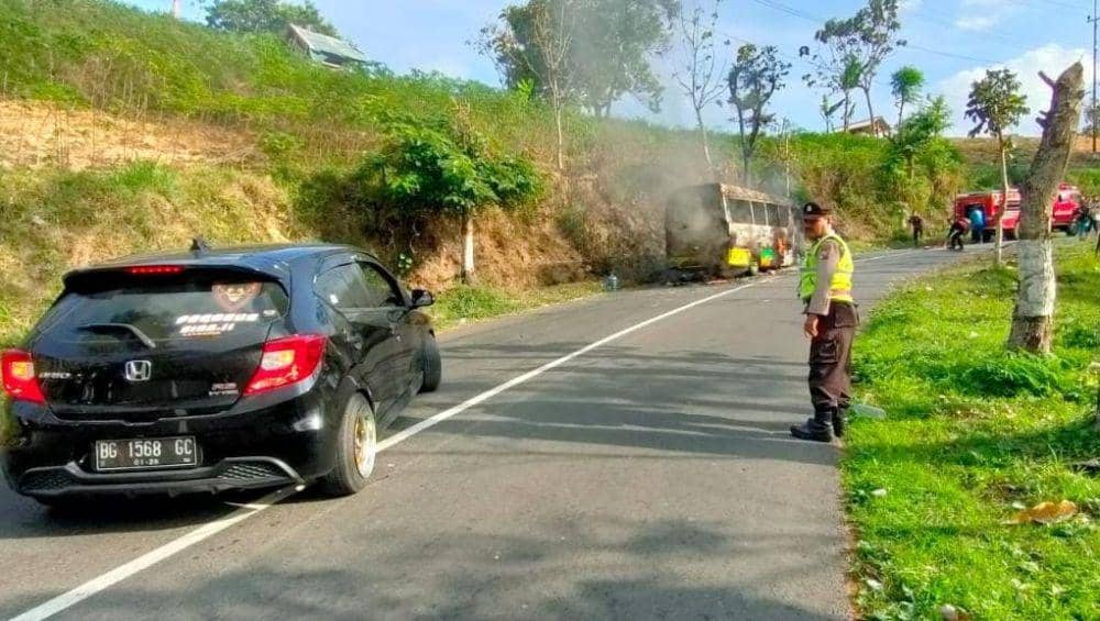 Elf warna hijau kuning Nopol AG 7478 UY yang membawa 19 penumpang asal Kabupaten Ponorogo ludes terbakar/ IDN Times/ Istimewa