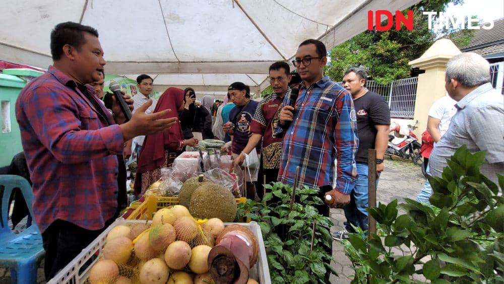 Pj. Bupati Hanung Cahyo Saputro saat berbincang dengan petani, Minggu (19/11/2023).(IDN Times/Parsito)