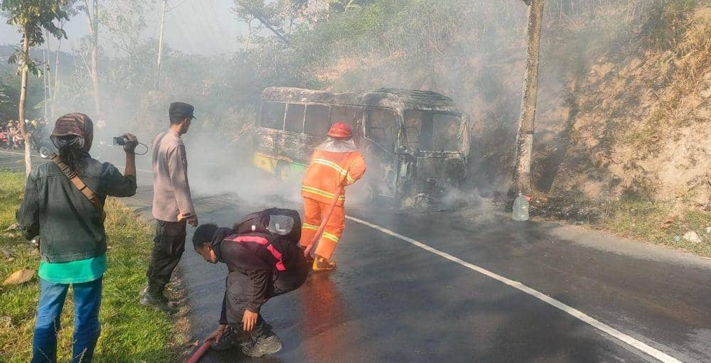 Elf warna hijau kuning Nopol AG 7478 UY yang membawa 19 penumpang asal Kabupaten Ponorogo ludes terbakar/ IDN Times/ Istimewa