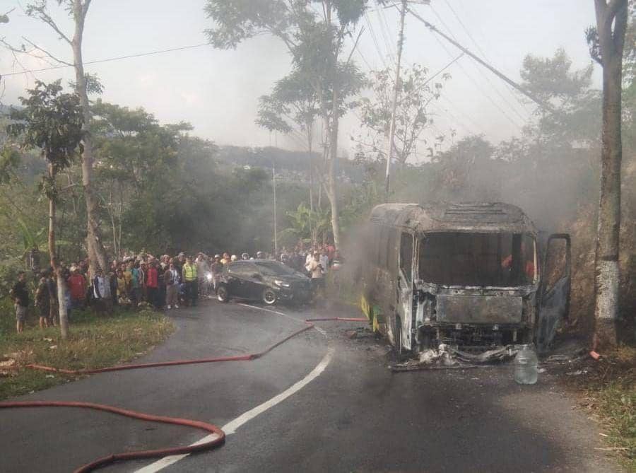 Elf warna hijau kuning Nopol AG 7478 UY yang membawa 19 penumpang asal Kabupaten Ponorogo ludes terbakar/ IDN Times/ Istimewa