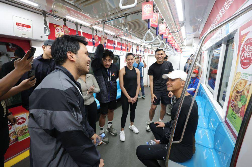 Ganjar Pranowo menyerap aspirasi dari artis dan influencer saat naik Mass Rapid Transit (MRT), dari Senayan ke Bundaran HI, Jakarta Pusat (IDN Times/Istimewa)