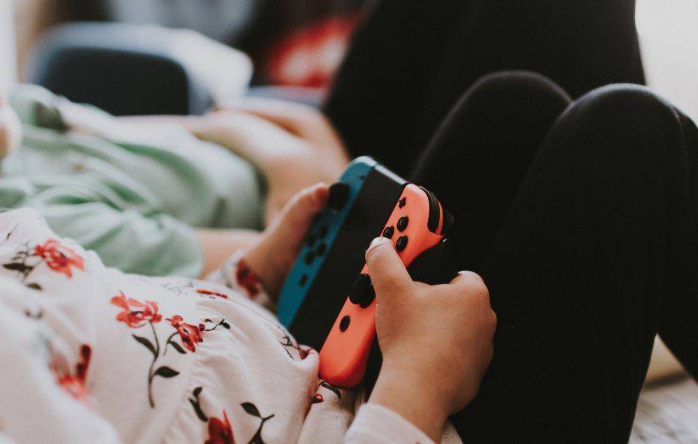 ilustrasi bermain game (Unsplash/Kelly Sikkema)