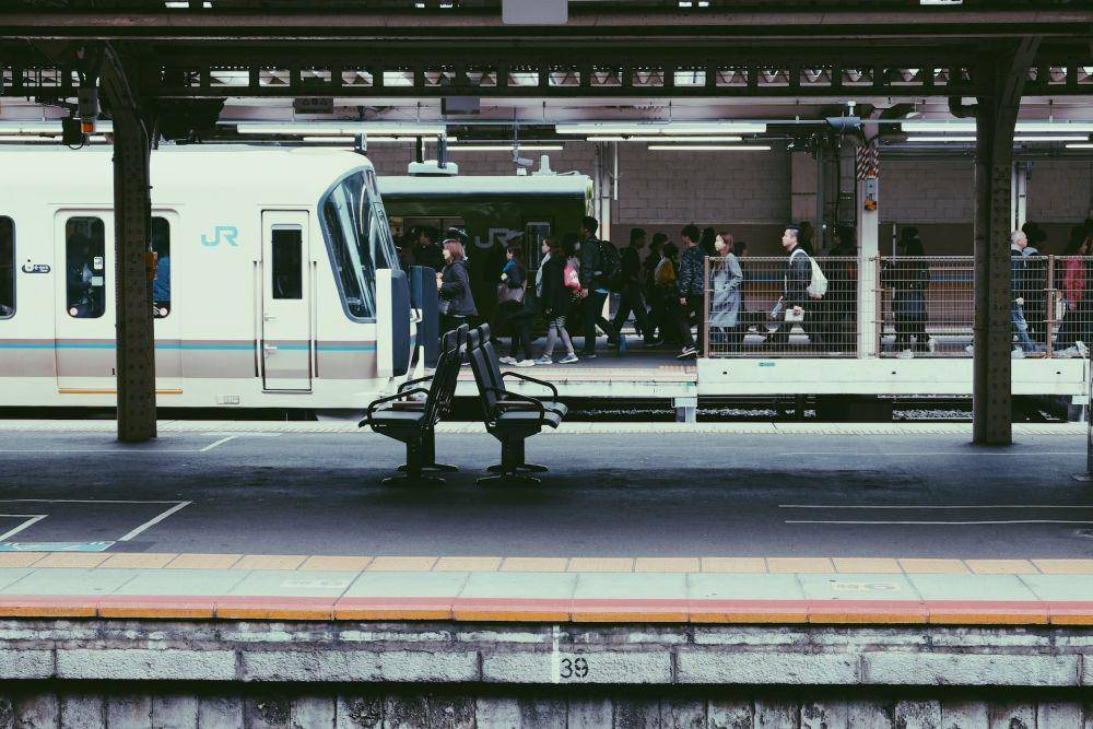 ilustrasi di sebuah stasiun kereta (unsplash.com/note thanun)
