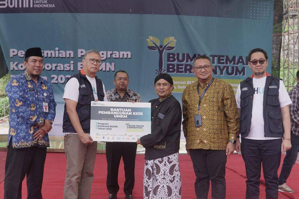 Batik biru : Asisten Perekonomian dan Pembangunan, C Masrik Amin Zuhdi, Batik cokelat: Asisten Deputi Bidang TJSL Kementerian BUMN, Edi Eko Cahyono, Rompi kanan: Rully Yusuf EVP TJSL PT Pegadaian, Rompi kiri: Direktur Eksekutif Forum TJSL BUMN. (Dok. Pegadaian)