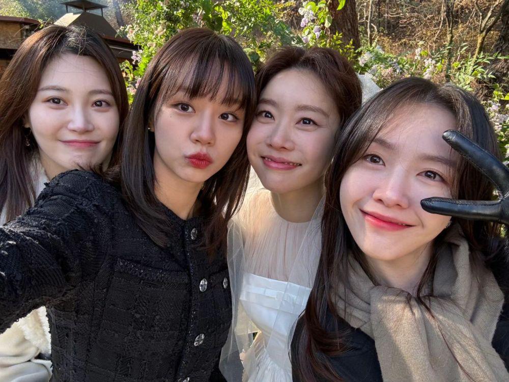 7 Potret Member Girl's Day di Pernikahan Sojin dan Lee Dong Ha