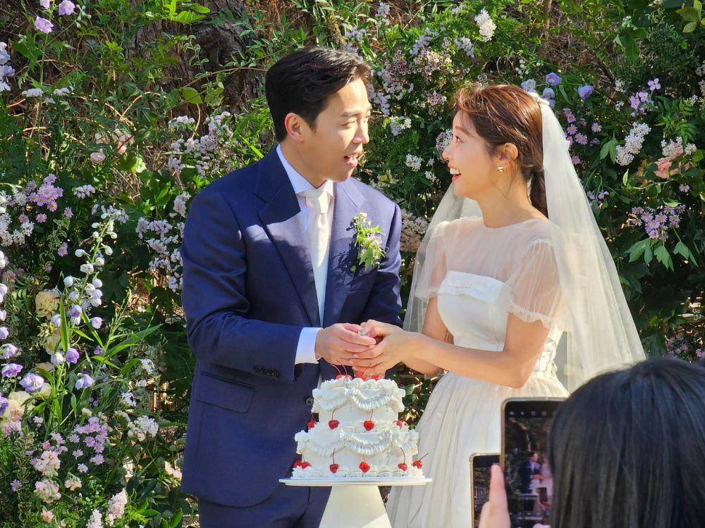 potret pernikahan Sojin dan Lee Dong Ha (instagram.com/yura_936)