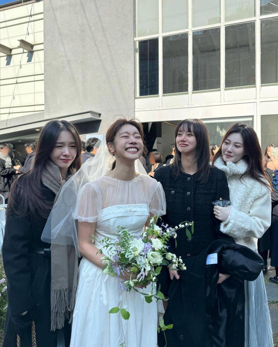 potret member Girl's Day di pernikahan Sojin (instagram.com/hyeri_0609)
