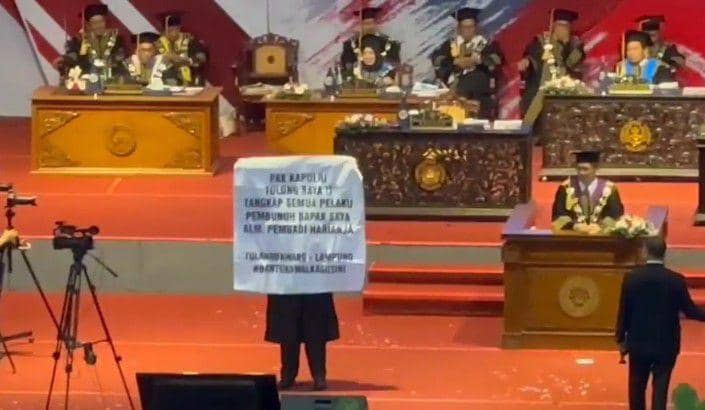 Aksi wisudawan UM bentangkan banner untuk Kapolri. (IDN Times/istimewa)