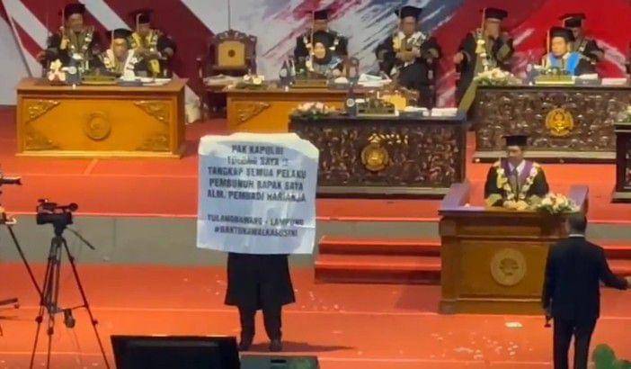 Aksi wisudawan UM bentangkan banner untuk Kapolri. (IDN Times/istimewa)