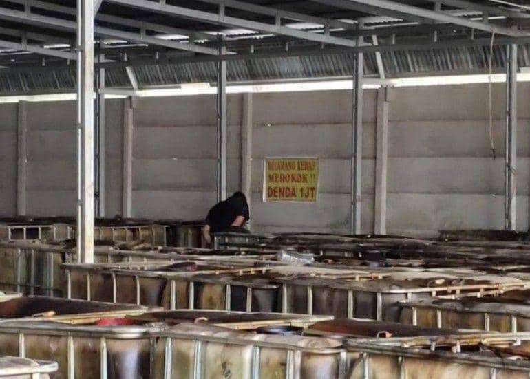 (Gudang BBM ilegal di Ogan Ilir saat digrebek tim gabungan) IDN Times/istimewa