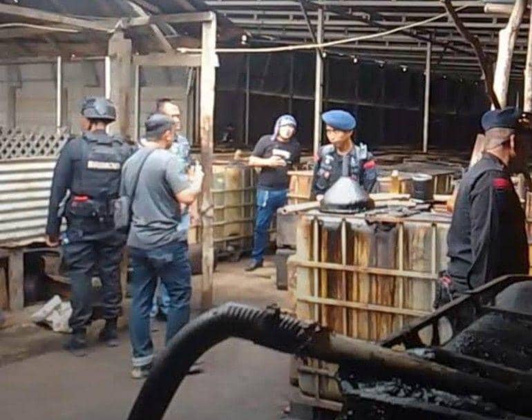 (Gudang BBM ilegal di Ogan Ilir saat digrebek tim gabungan) IDN Times/istimewa