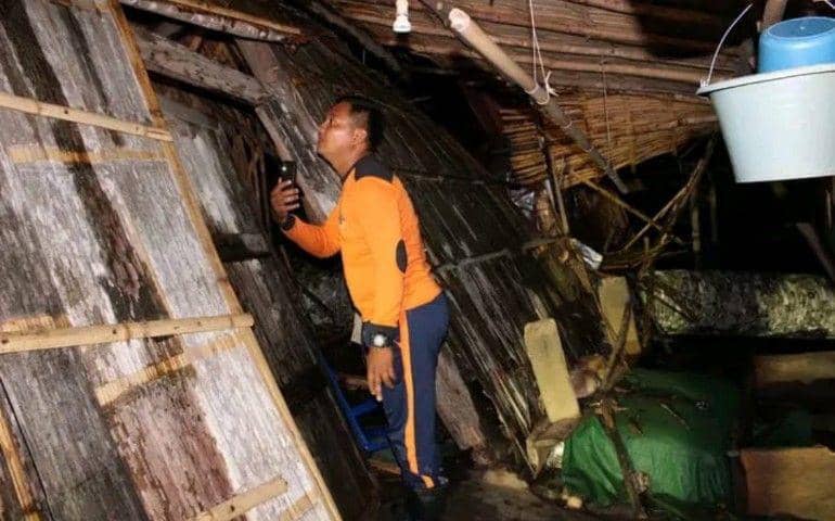 (BPBD OKU Selatan saat melakukan evakuasi dan pembersihan material pohon tumbang di rumah warga) IDN Times/istimewa