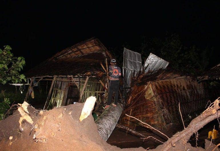 (BPBD OKU Selatan saat melakukan evakuasi dan pembersihan material pohon tumbang di rumah warga) IDN Times/istimewa