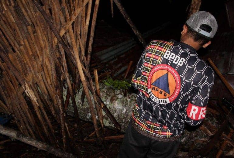 (BPBD OKU Selatan saat melakukan evakuasi dan pembersihan material pohon tumbang di rumah warga) IDN Times/istimewa