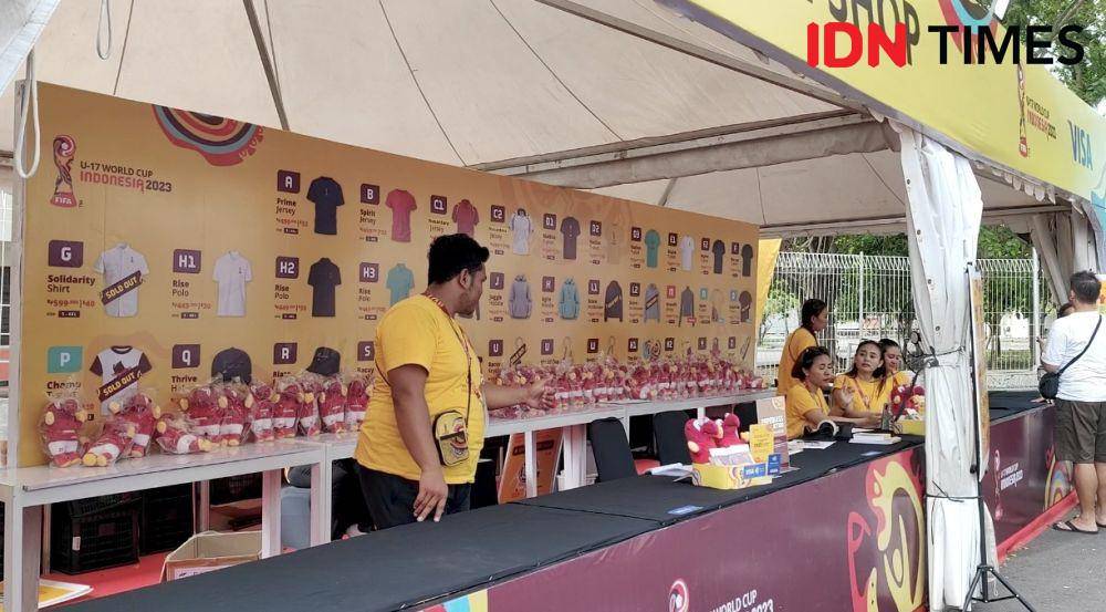 Merchandise Piala Dunia U17. (IDN Times/Larasati Rey)