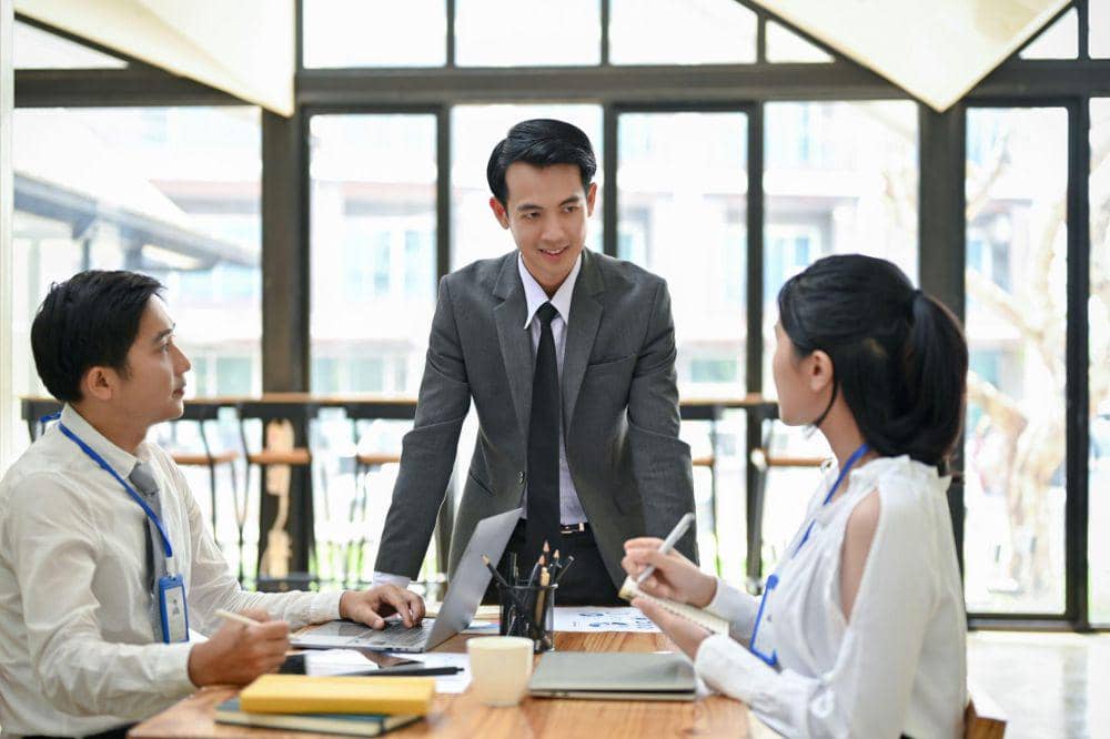 ilustrasi pria sedang melakukan interaksi dengan audiens (istockphoto.com/BongkarnThanyakij)