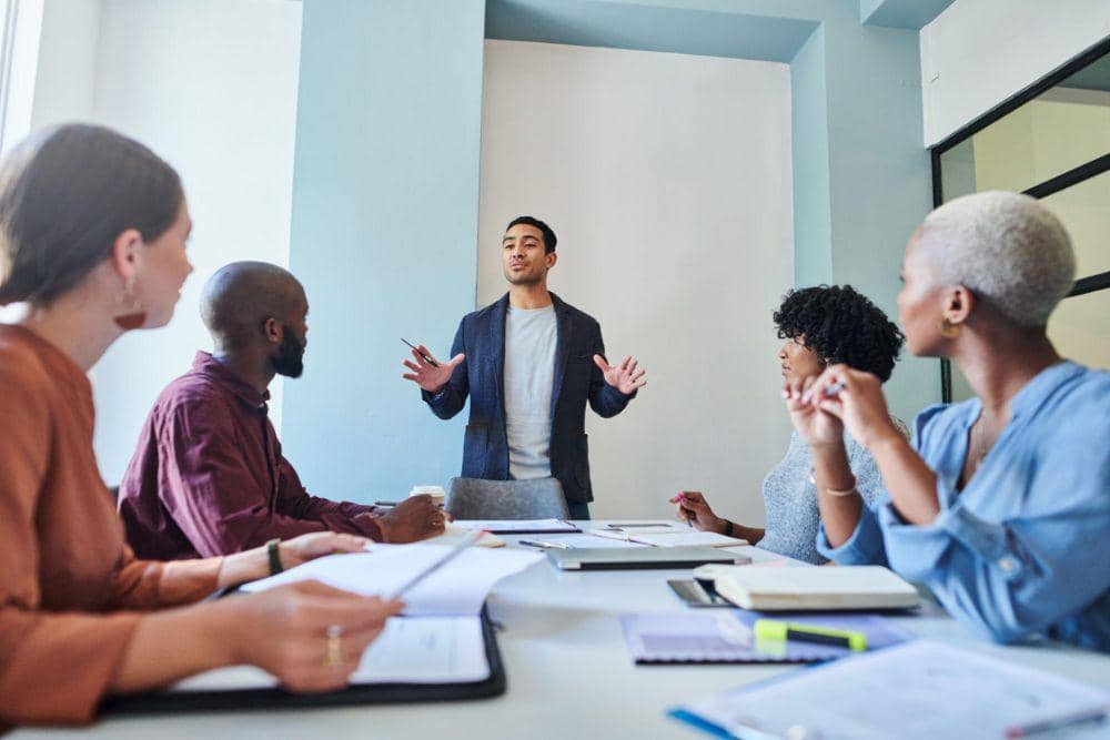 ilustrasi pria sedang melakukan komunikasi dalam rapat (istockphoto.com/BongkarnThanyakij)