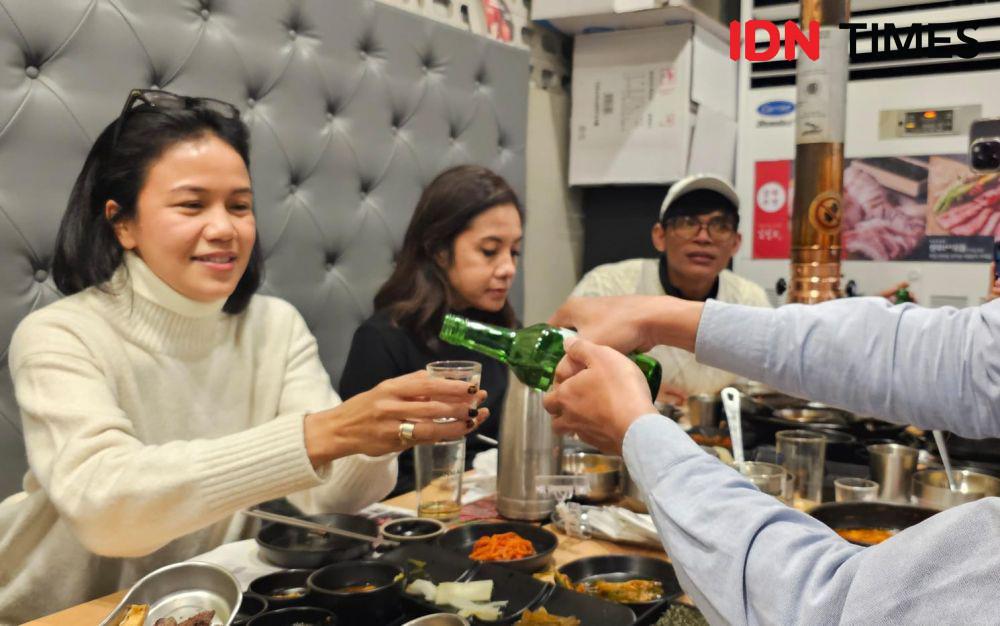 Ada Tingkatan Senioritas, Begini Cara Minum Soju ala Orang Korea