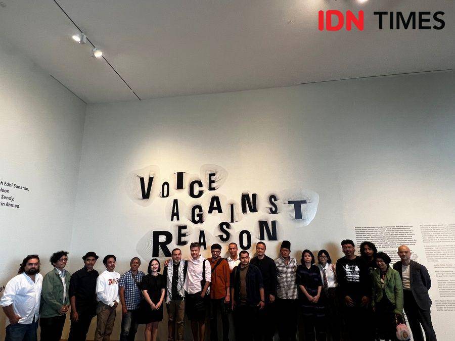 Para perupa di pameran seni ‘‘Voice Against Reason’’ di Museum MACAN, AKR Tower, Kebon Jeruk, Jakarta Barat, pada Rabu (15/11/2023). (IDN Times/Amara Zahra)