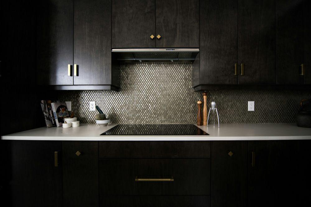 9 Inspirasi Backsplash Hitam, Mewah dan Anti Kotor