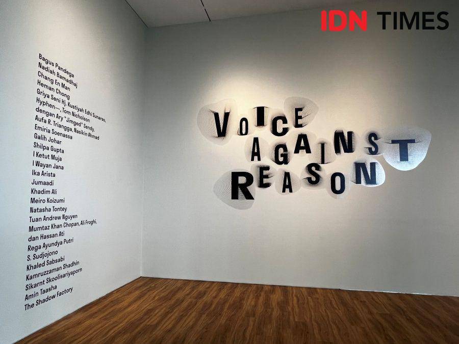 Nama-nama 24 perupa yang berpartisipasi dalam pameran di sebelah kiri logo ‘Voice Against Reason’ di Museum MACAN, AKR Tower, Kebon Jeruk, Jakarta Barat, pada Rabu (15/11/2023). (IDN Times/Amara Zahra