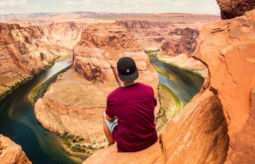 ilustrasi pria yang berlibur (unsplash.com/Joshua Earle)