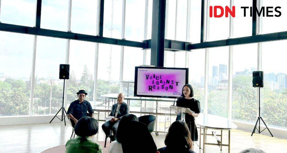 Putra Hidayatullah, Aaron Seeto, dan Fenessa Adikoeseomo membawa sejumlah kata pengantar untuk acara preview ‘Voice Against Reason’ di Museum MACAN, AKR Tower, Kebon Jeruk, Jakarta Barat, pada Rabu (15/11/2023). (IDN Times/Amara)