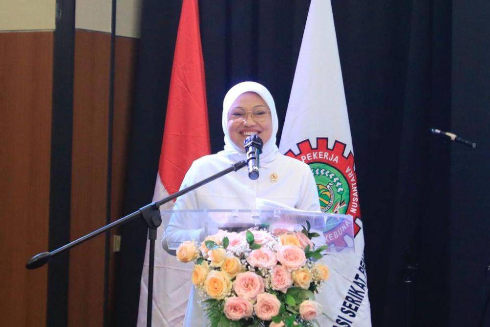 Menteri Ketenagakerjaan Ida Fauziyah menghadiri Penandatanganan Perjanjian Kerja Bersama (PKB) Induk antara PT Perkebunan Nusantara III (Persero) dengan Federasi Serikat Pekerja Perkebunan Nusantara (FSPBUN) periode 2024–2025 di Jakarta, Senin (20/11/2023). (dok. Kemnaker)